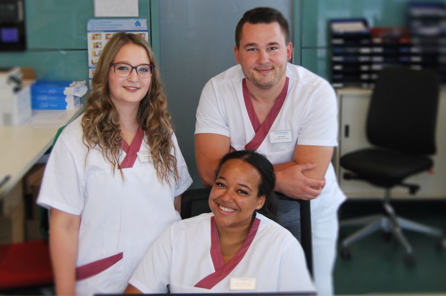 In Gesundheits- und Pflegeberufe werden Fachkräfte gesucht - Celine Mastjoshusmann, Janet Sijuwade Awodeyi, Mats Christian Viereck vom St. Johannisstift Fotorechte: St. Johannisstift